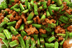 肉末炒豇豆:一盘鲜香下饭的家常美味,让餐桌瞬间升温