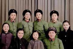 1973年,一名解放军首长的全家福,七个女儿皮肤白皙,颜值很高!
