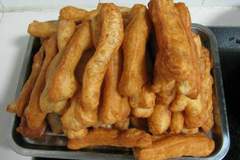 用牛奶鸡蛋与面粉在家自制的「油条」做法教程,用料放心,口感酥脆,越嚼越回味无穷!
