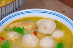 丝瓜轻煮鱼丸后放，把控火候汤色清亮味鲜