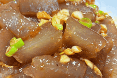 薯粉糕配清茶成午后安逸景致