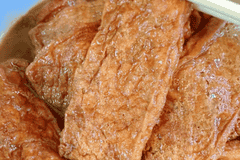 卤味摊素卤豆腐干酱红透亮，绵韧口感诠释抚州夜市烟火魅力