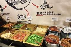 蒙自源鲜选店开业，现熬鸡汤搭配自选配料，人均二三十打造亮眼新体验