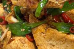 几块钱食材做出超下饭蒜苗烧豆腐 鲜嫩入味配饭炫一大碗