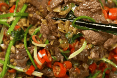 湖南小炒黄牛肉软嫩关键全在切法 逆纹切加刀背拍打搞定嚼不动难题