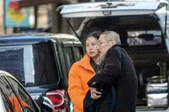 66岁知名导演老来得子,携小22岁情人与1岁私生子出席活动,全程低调至极