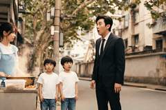路边摆摊偶遇前夫如今是公司总裁，他看到我身后双胞胎当场看呆