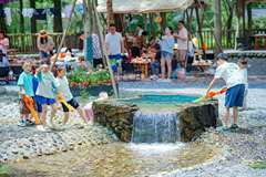 青城山镇音乐消夏啤酒季启幕 “天府珍水”引领夏日清凉新体验