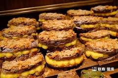 烘焙一年关掉超8万家,桃李鲍师傅们被迫“开餐厅”
