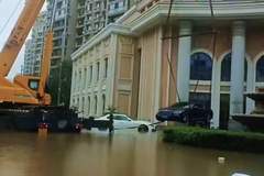 沈阳一宾利车主用大吊车吊起爱车避免泡水,当地居民:今天水已退,拖车拖了一上午的泡水车