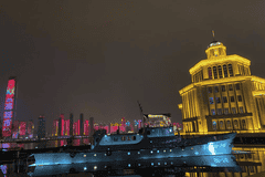 武汉江滩边的博物馆开启夜游模式，首个周末每天两三百人，360度观景平台最受欢迎