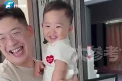 刚睡醒的宝宝再次见到带他一年多的保姆，开心地跑向她，抱着不撒手