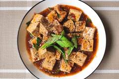 豆腐配肥肠香味翻倍,家常做法吃着比啥都舒服