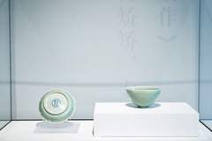 黄浦江畔:明清瓷韵对话当代玻璃艺术