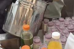绝味“一日鲜”果汁疑用浓缩果浆 零食店“鲜饮”配料表缺失引关注