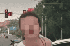 重庆通报“女子挡道指挥加塞”：陈某（女，25岁）被行拘，其丈夫邓某（男，33岁）驾车跨实线变道加塞通行，被罚款并记分