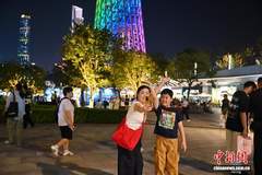 广州塔7月23日灯光秀引暑期客流，成广州夜游热门打卡爆点