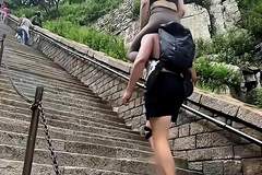 泰山陪爬乱象频出！收费加价套路多、剧本营销博眼球，无监管风险突出引反思
