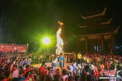 8月6日江西新余这场彝汉共庆的火把节 让移民村绽放融合盛典的亮眼光彩
