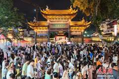 南京秦淮风光带迎来夜游人潮