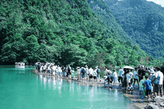 何方家国·贵州地名邀您“沐夏水”——荔波小七孔泼水季+水上音乐 解锁黔南州庆专属清凉福利