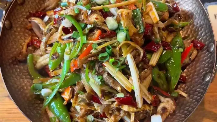 逛丽江古城必吃的腊排骨火锅|本地人常去的纳西家常菜馆