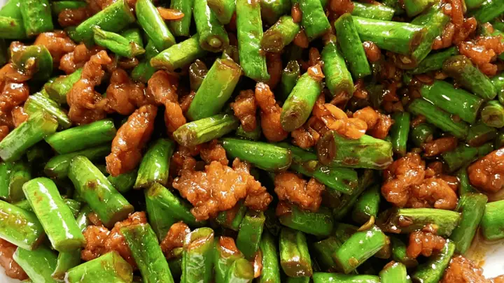 肉末炒豇豆:一盘鲜香下饭的家常美味,让餐桌瞬间升温