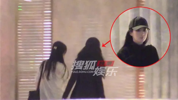 刘亦菲吃火锅全黑清冷穿搭 饭后脸蛋红扑扑气色佳