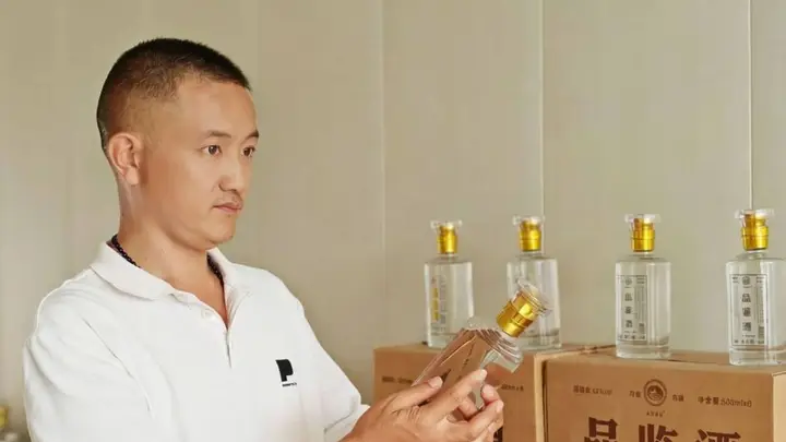 匠心传承酿佳酿 乡土酒香暖民心 ——张弓镇本土纯粮老酒悄然走红豫东