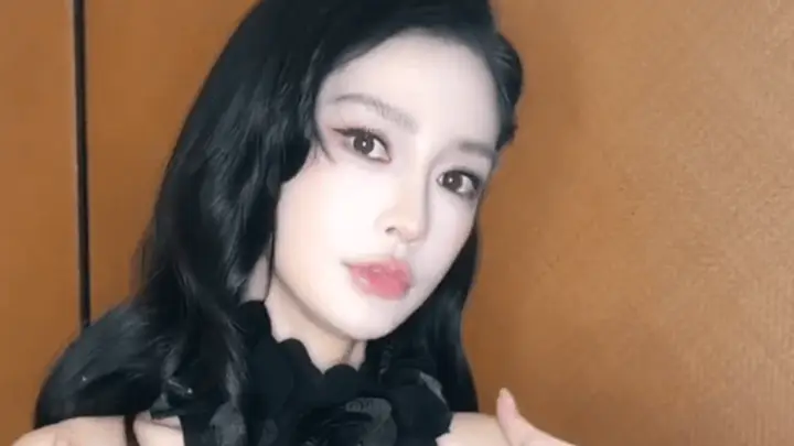 杨颖晒变装视频惊艳网友:素颜清纯秒变性感御姐