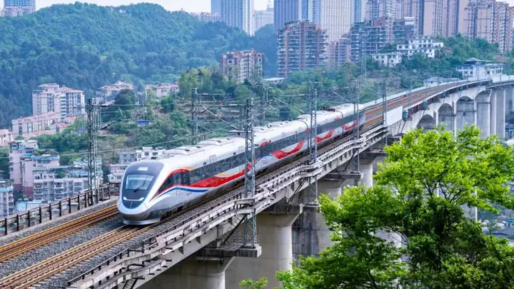 我省增开“锦绣山河·多彩贵州号”紫色旅游专列,暑期避暑出行更便捷