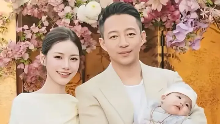 马筱梅单手抱胖娃，居家素颜状态超好