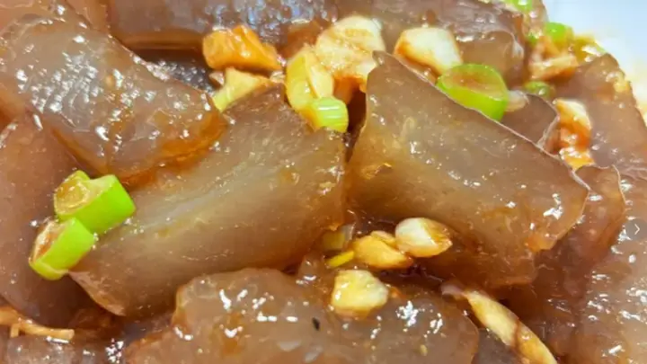 薯粉糕配清茶成午后安逸景致