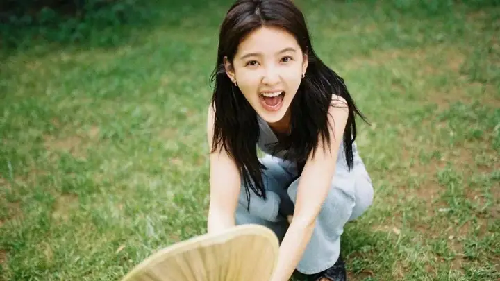 章若楠夏日微甜穿搭亮点多，素人照抄就能穿出松弛感