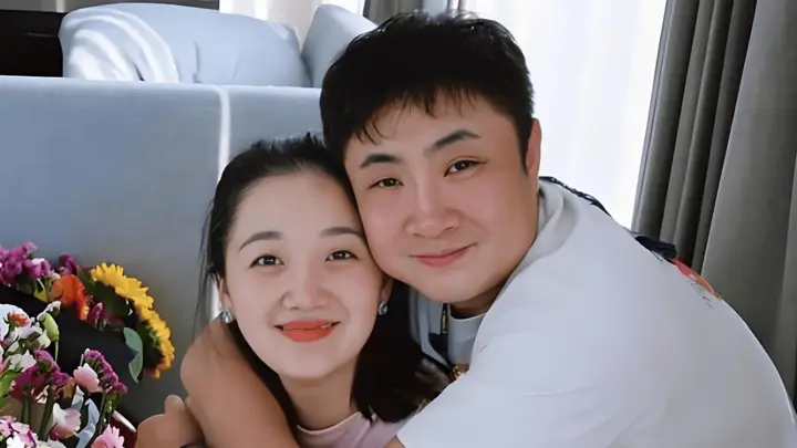 42岁乔杉近况公开:娶经纪人莫丹生三娃成宠妻狂魔,携手十余载是演艺圈婚姻范本