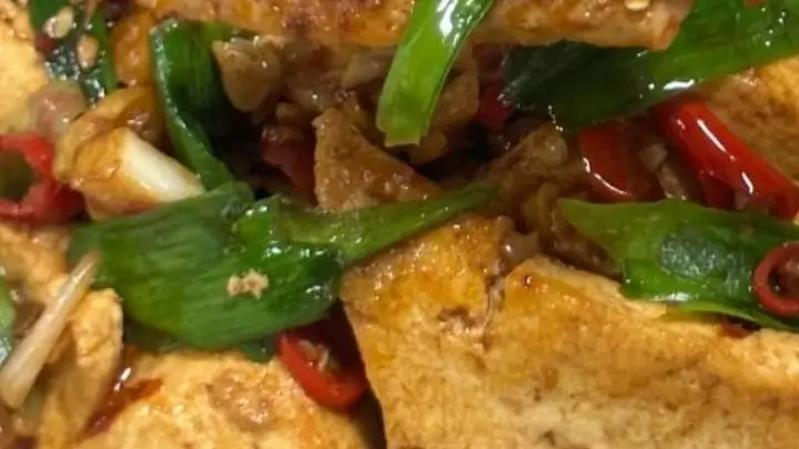 几块钱食材做出超下饭蒜苗烧豆腐 鲜嫩入味配饭炫一大碗