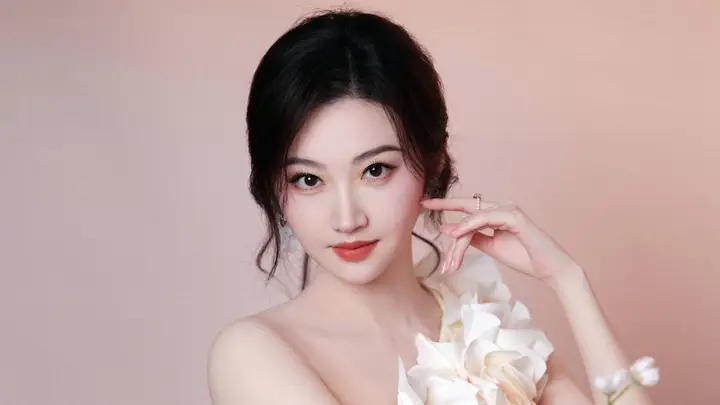 人间富贵花!景甜穿淡黄色花朵礼裙气质优雅迷人