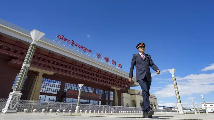 次仁的“天路”:一个藏族青年的铁路梦