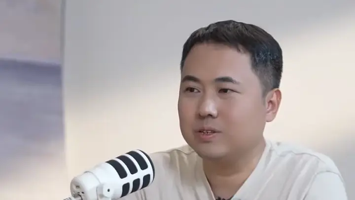 “充电宝一哥”港股上市首日一度跌超9%，CEO此前称：充电宝大概率过几年就“死”了