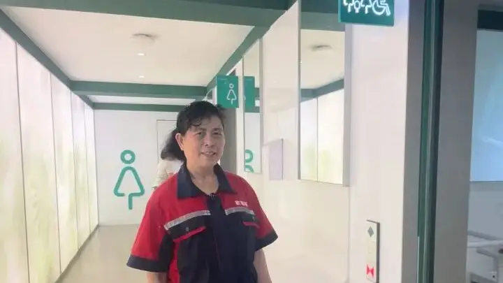 一景区保洁阿姨在厕所吃饭引热议,本人回应:怕小朋友滑倒,干脆就近吃,方便随时巡视