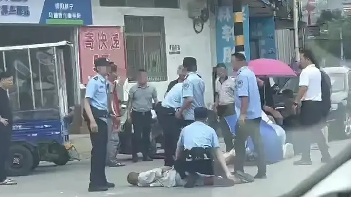 因不满征地补偿款收益分配，广东揭阳一男子当众持刀杀害村支书，二审维持死刑判决