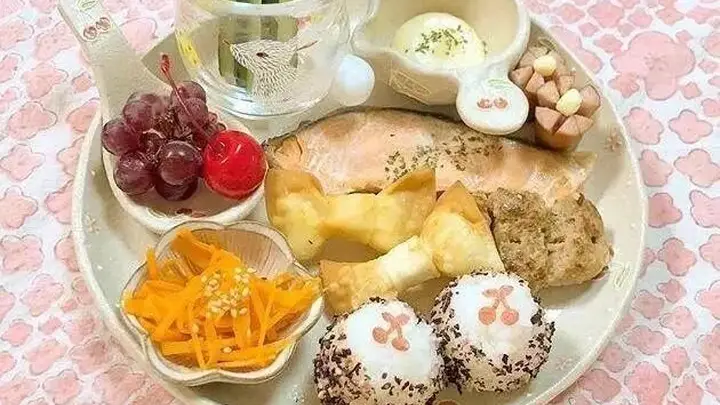 妈妈亲自给女儿准备的三餐和零食,体现出对孩子的爱