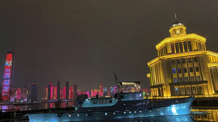 武汉江滩边的博物馆开启夜游模式，首个周末每天两三百人，360度观景平台最受欢迎