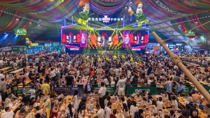 激情举杯,开怀畅饮