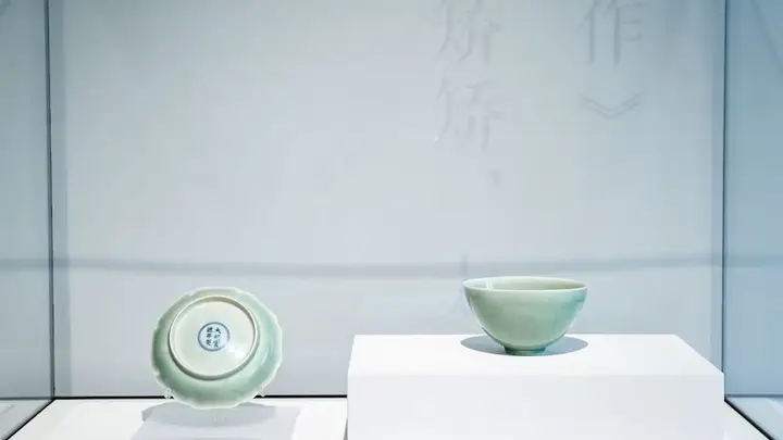 黄浦江畔:明清瓷韵对话当代玻璃艺术