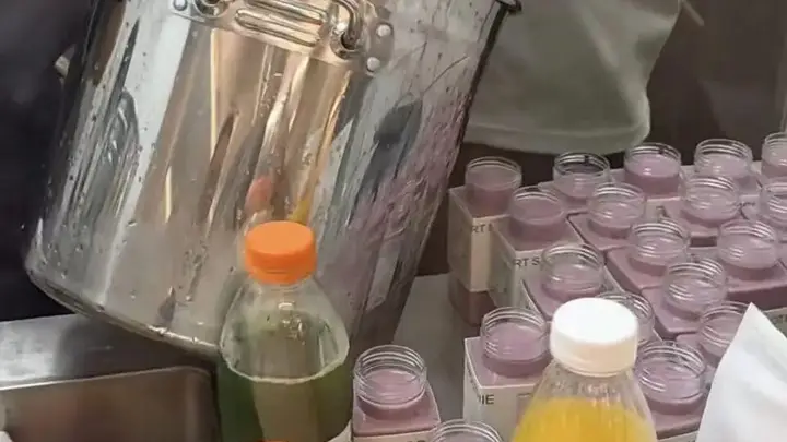 绝味“一日鲜”果汁疑用浓缩果浆 零食店“鲜饮”配料表缺失引关注