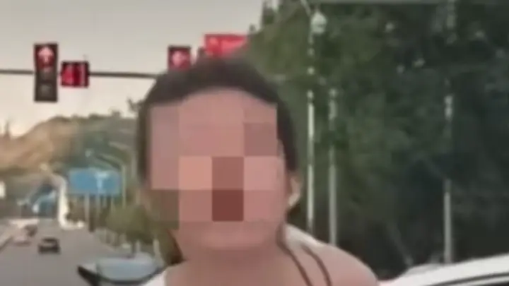 重庆通报“女子挡道指挥加塞”：陈某（女，25岁）被行拘，其丈夫邓某（男，33岁）驾车跨实线变道加塞通行，被罚款并记分