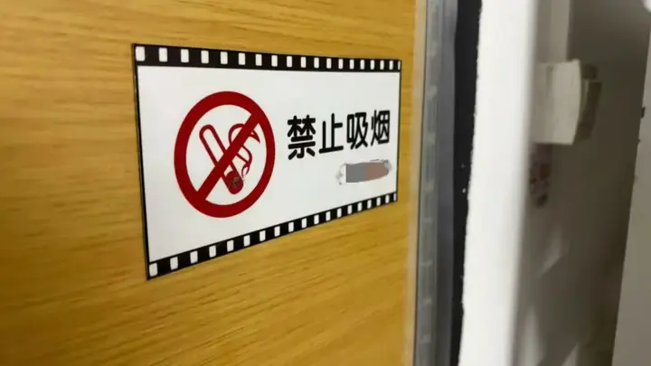 读研3年投诉校园二手烟120次学生穿上防毒面具自保