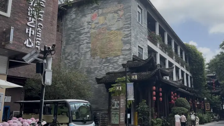 甘坑古镇AI付费体验项目因争议紧急叫停，数字化管控或引关注