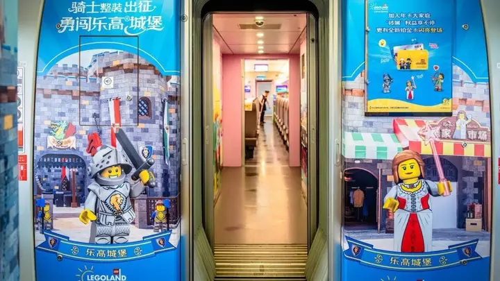 “积木之旅”从登上列车开始！全国首列上海乐高乐园主题列车启程